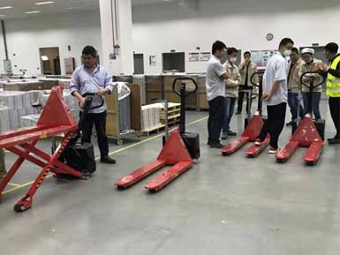 電動高升程搬運(yùn)車交付使用，感謝廠家羅總親自跟客戶講解操作方法！